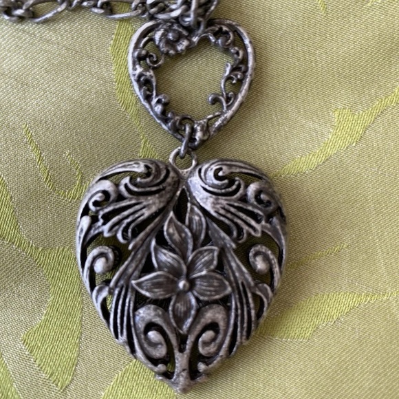 Heart Pendant Necklace “VINTAGE AMERICA” Rustic silver look 39inch chain - Picture 8 of 9